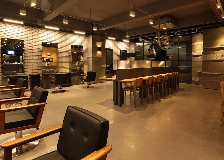Modern salon interior at Junohair Hongdae Sangsu, 서울특별시, 서울특별시, KR with stylish chairs and elegant decor.