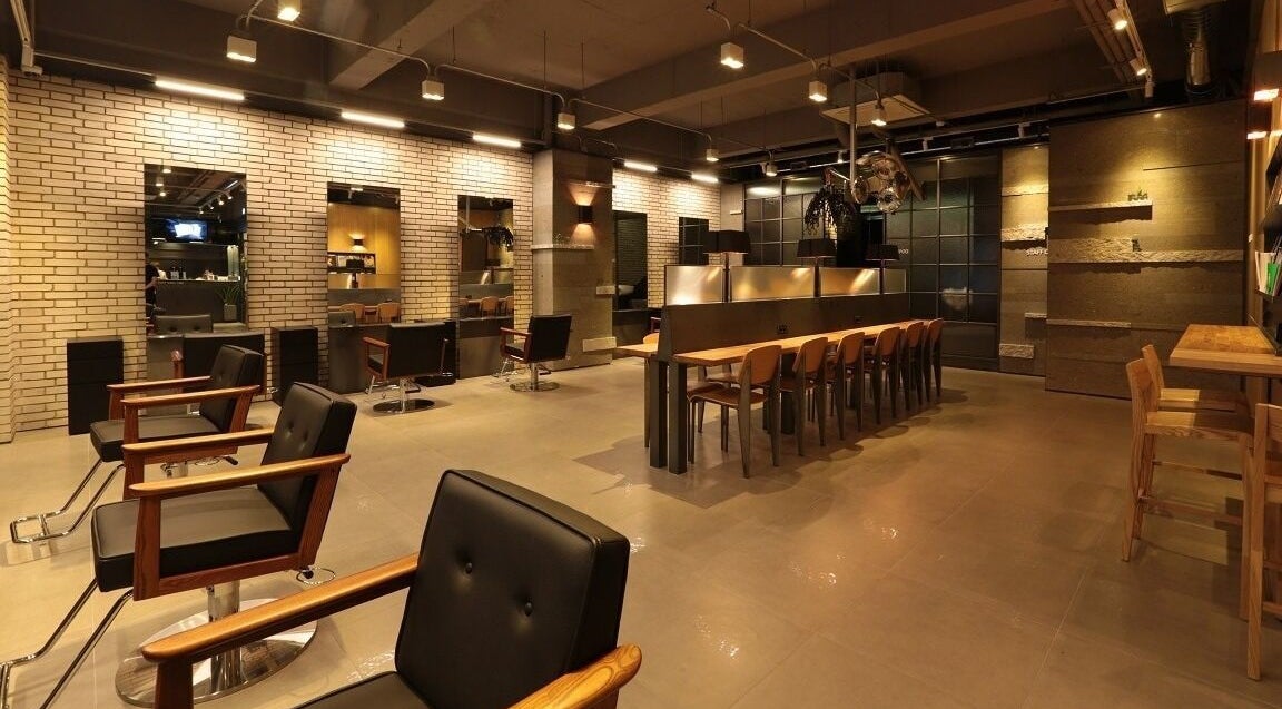 Modern salon interior at Junohair Hongdae Sangsu, 서울특별시, 서울특별시, KR with stylish chairs and elegant decor.