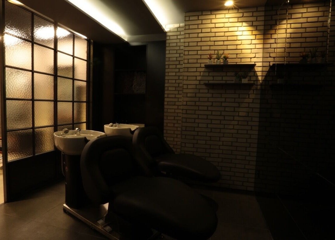 Relaxing salon interior at Junohair Hongdae Sangsu, 서울특별시, 서울특별시, KR, featuring sleek washing stations.