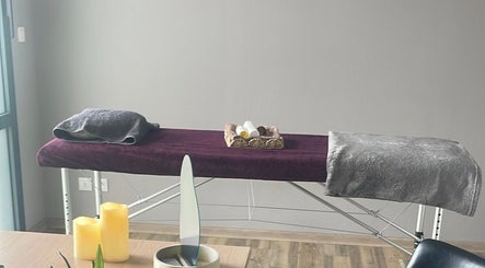 Table de massage élégante chez Mélody des Sens, Pont-sainte-marie, Grand Est, FR. Ambiance apaisante.