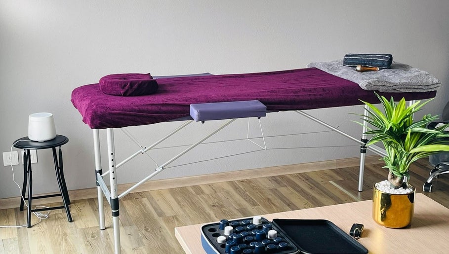 Table de massage à Mélody des Sens, Pont-sainte-marie, Grand Est, FR, offrant détente et bien-être.