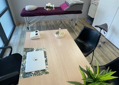 Salle de soin paisible à Mélody des Sens, Pont-sainte-marie, Grand Est, FR avec table de massage.