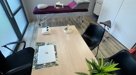 Salle de soin paisible à Mélody des Sens, Pont-sainte-marie, Grand Est, FR avec table de massage.
