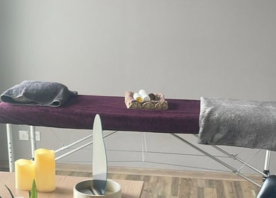 Table de massage élégante à Mélody des Sens, Pont-sainte-marie, Grand Est, FR, prête pour un soin relaxant.