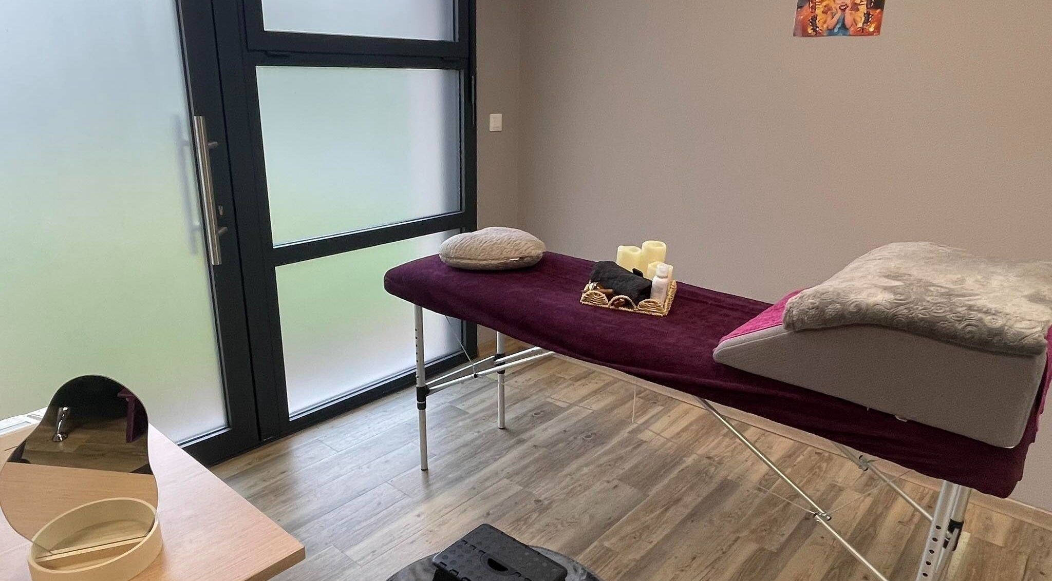 Table de massage élégante au Mélody des Sens, Pont-sainte-marie, Grand Est, FR. Ambiance paisible et relaxante.