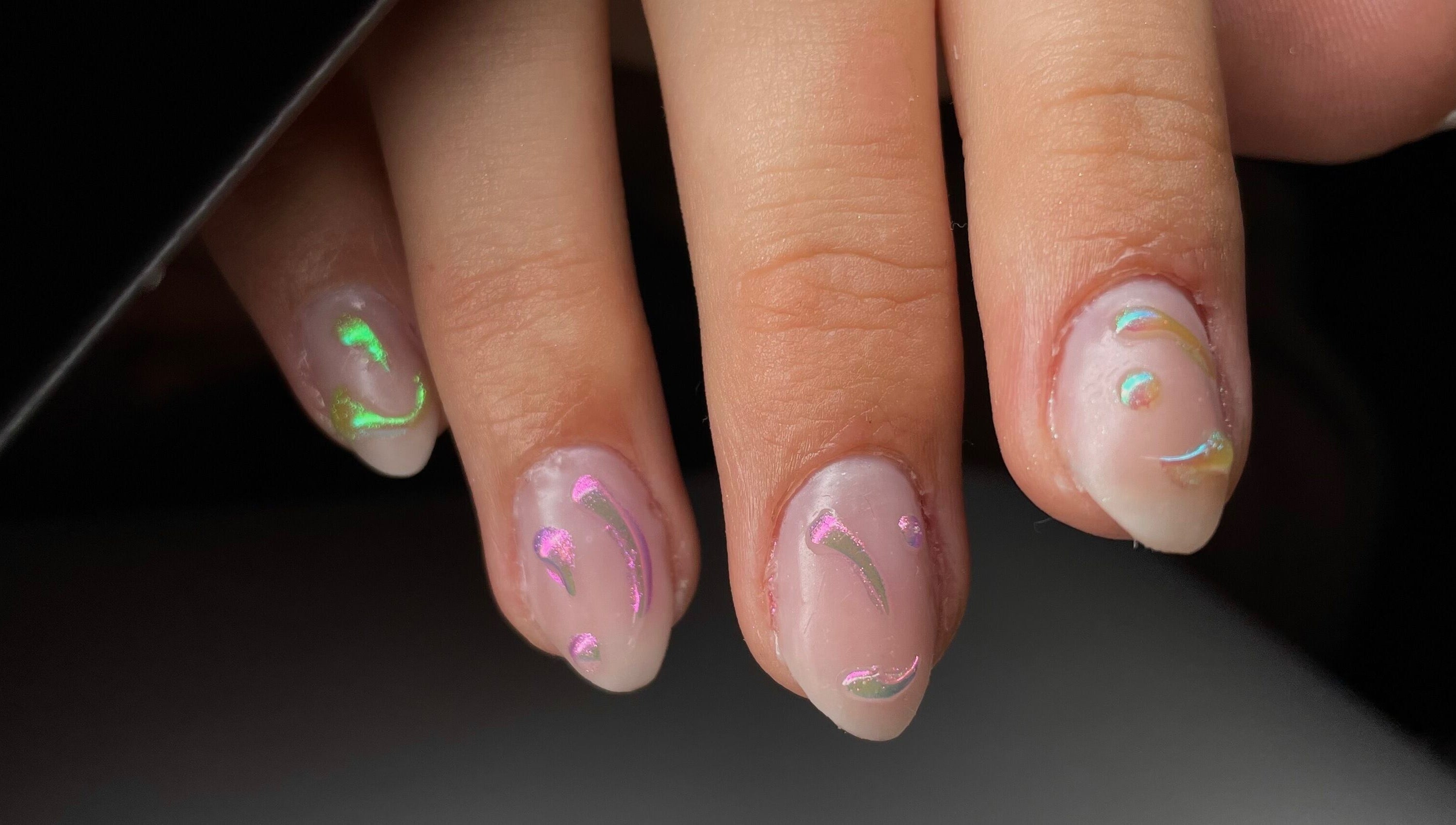 Unhas decoradas com brilho místico no Ninails, Felgueiras, Porto, PT.