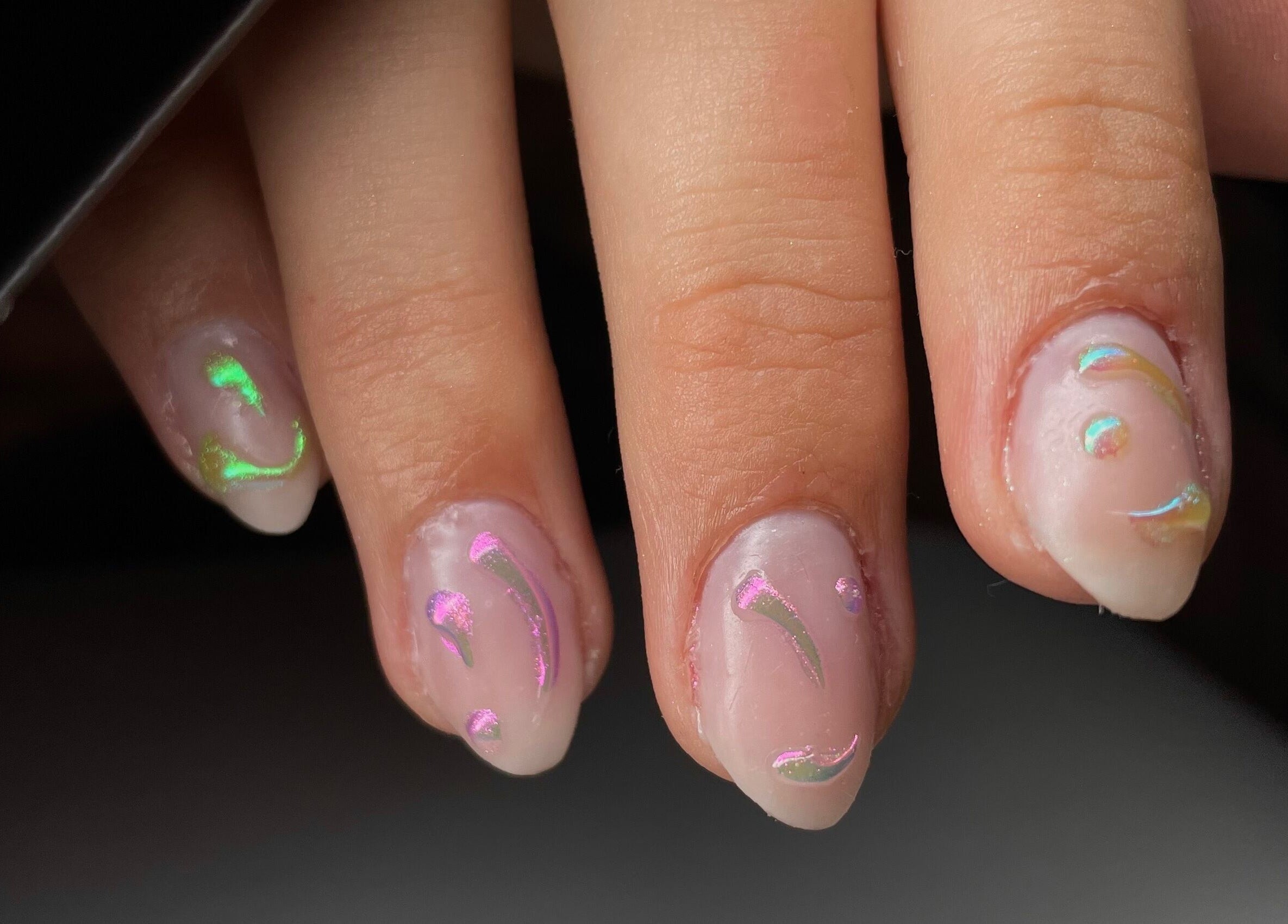 Unhas decoradas com brilho místico no Ninails, Felgueiras, Porto, PT.