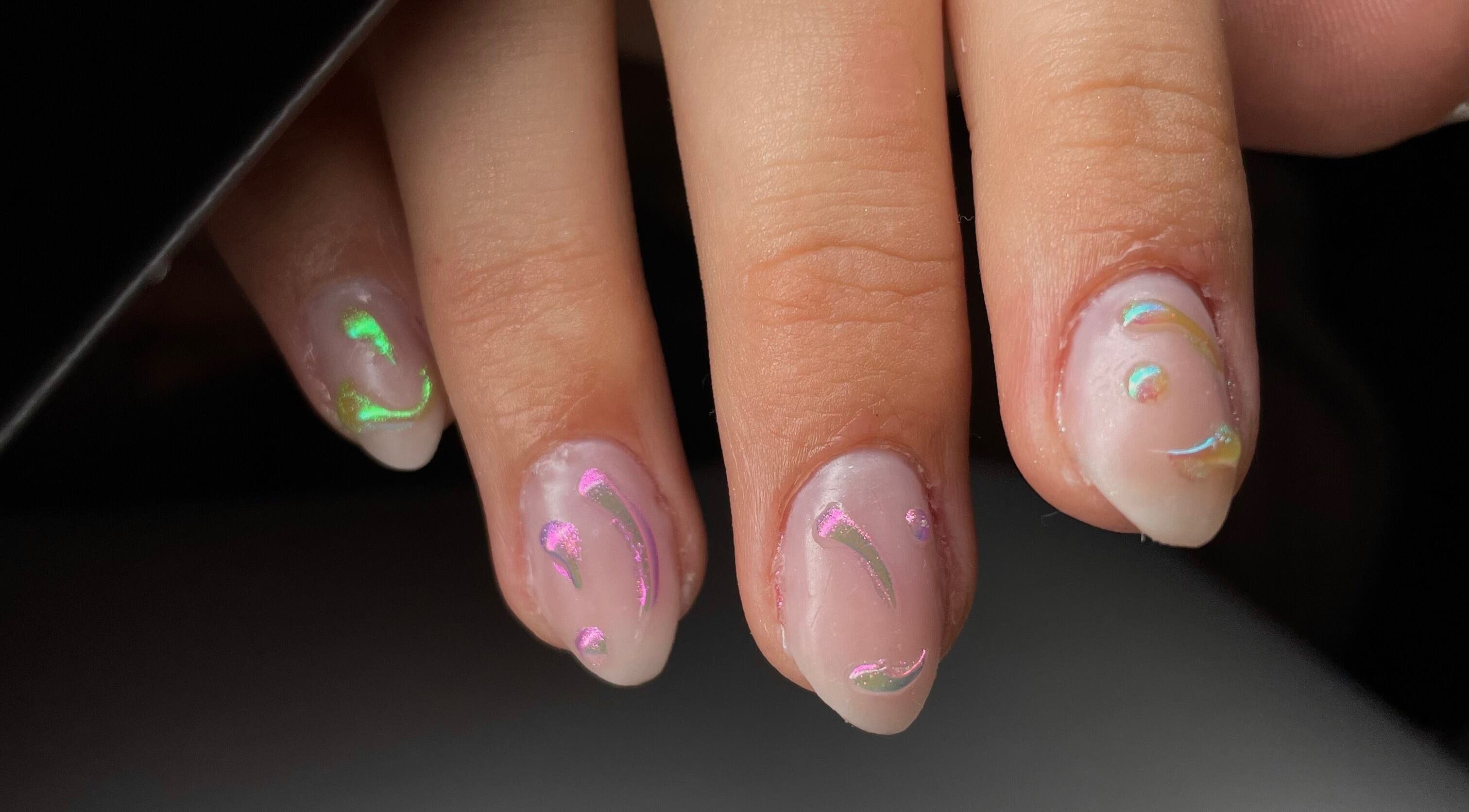 Unhas decoradas com brilho místico no Ninails, Felgueiras, Porto, PT.