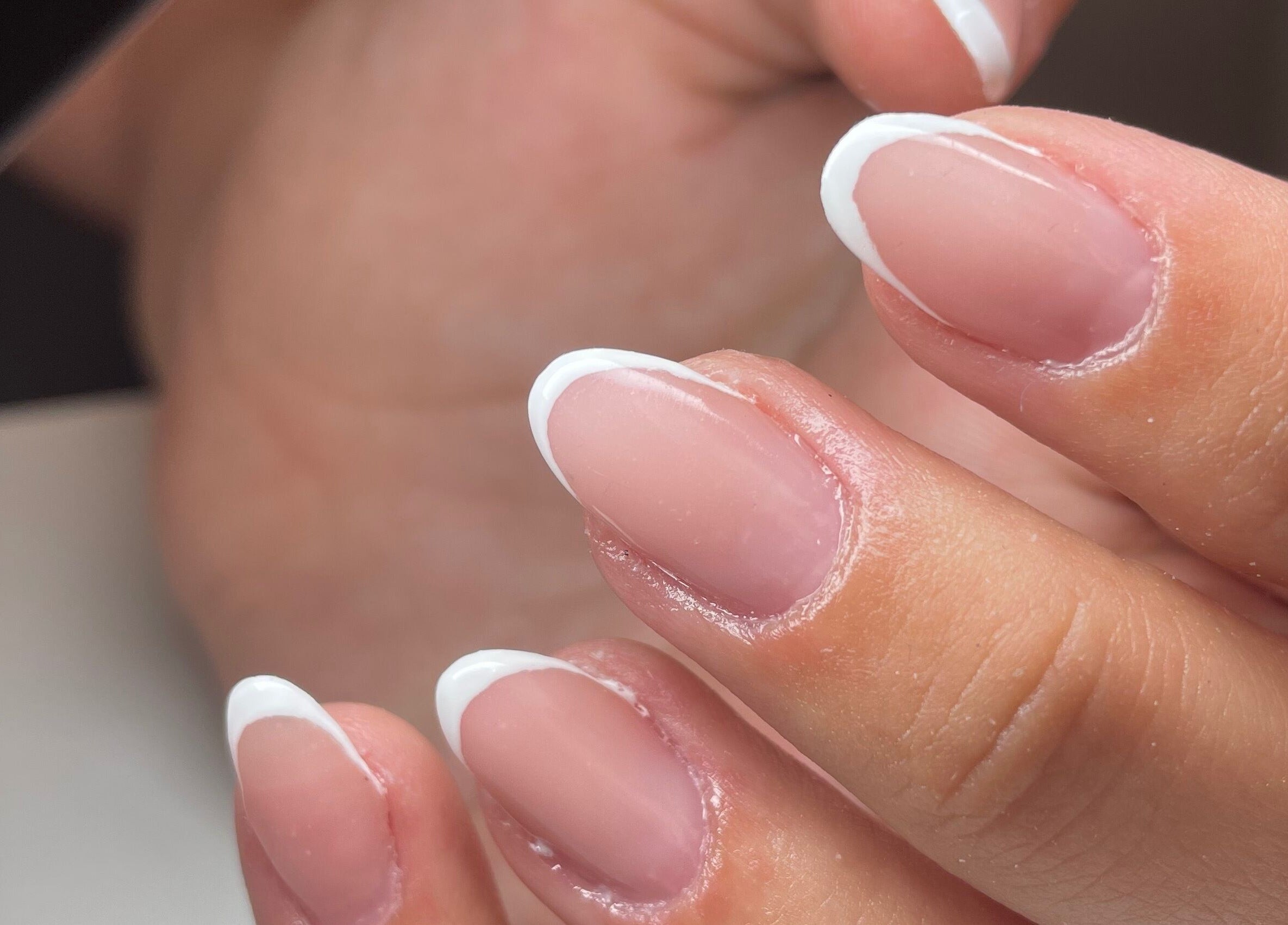 Unhas francesas bem cuidadas no Ninails em Felgueiras, Porto, PT.