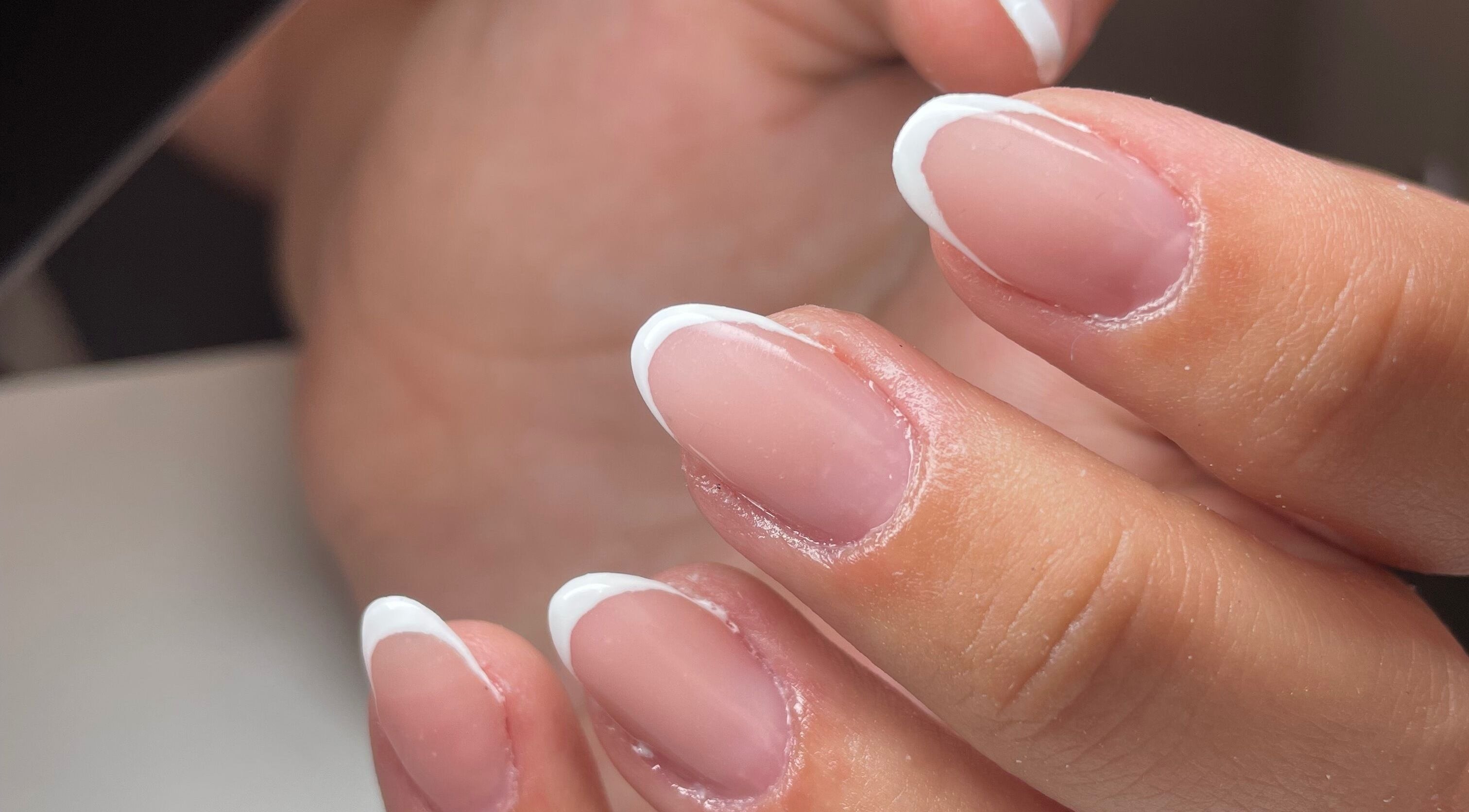 Unhas francesas bem cuidadas no Ninails em Felgueiras, Porto, PT.