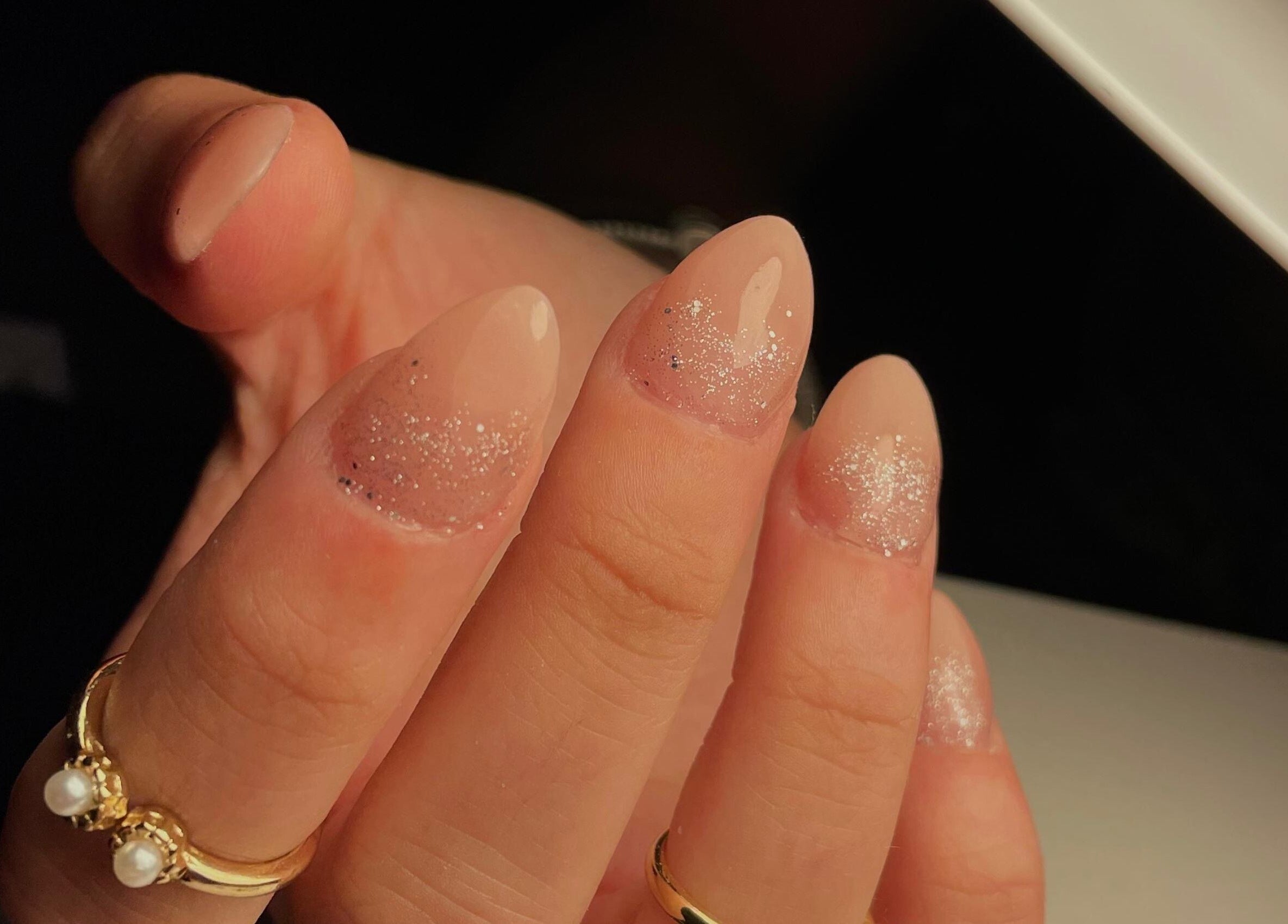 Unhas elegantes e brilhantes feitas na Ninails, Felgueiras, Porto, PT, destacam-se com glitter sofisticado.