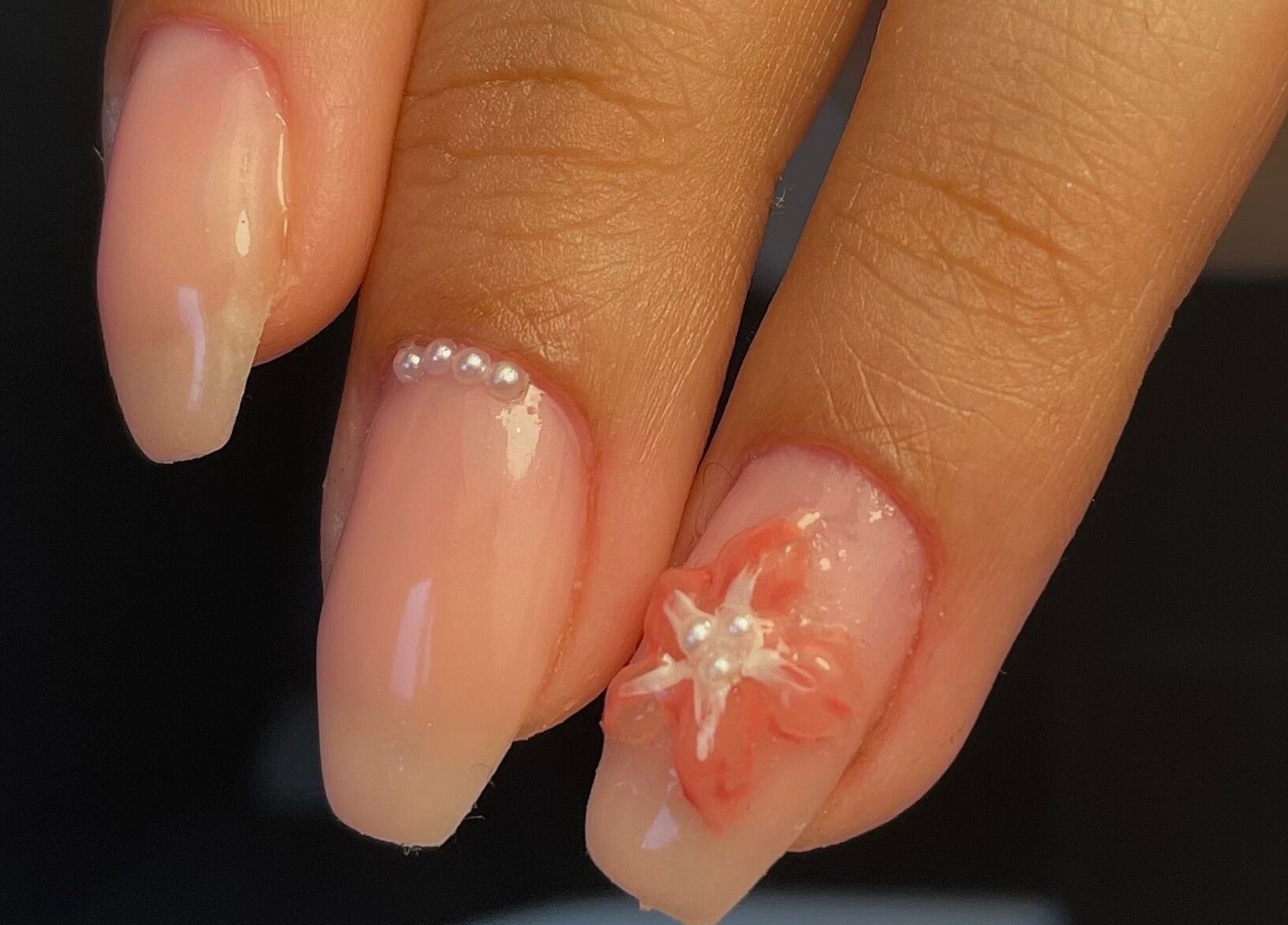 Design de unhas elegante com pérolas e flor na Ninails, Felgueiras, Porto, PT.