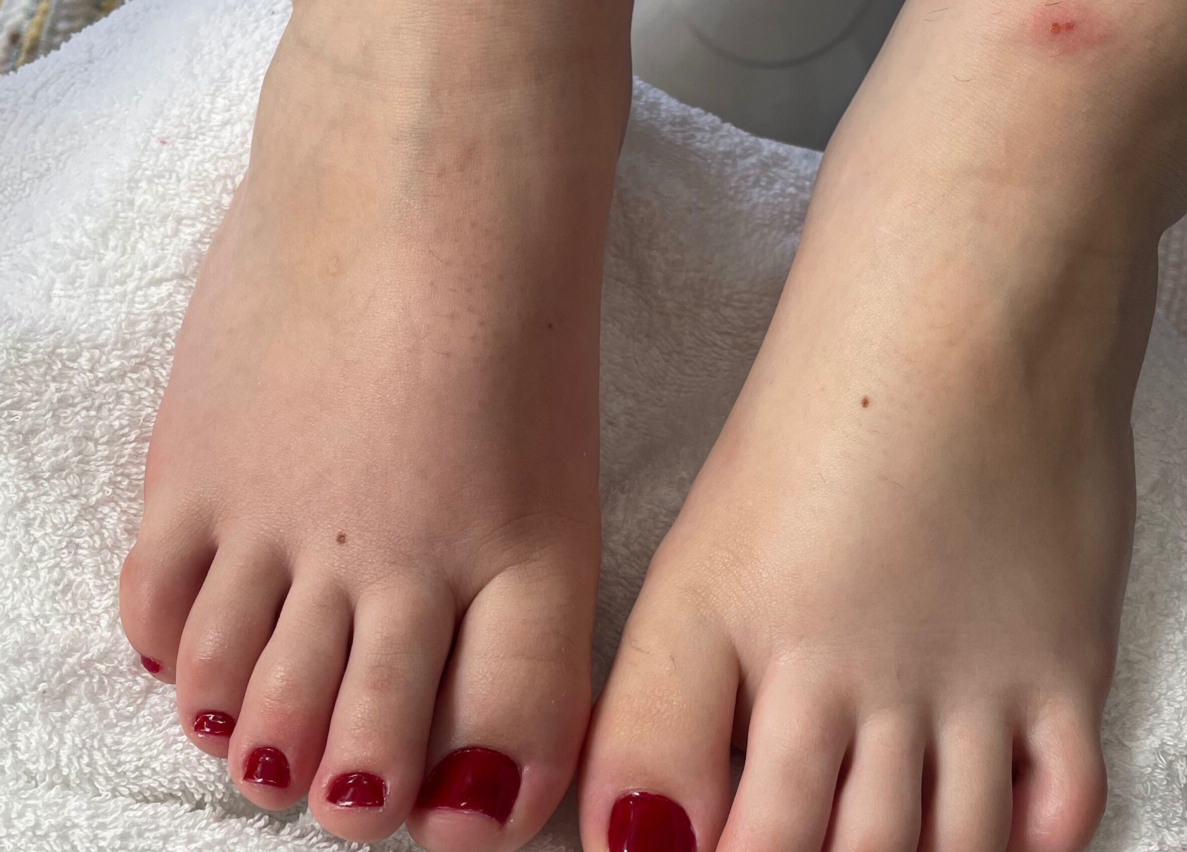 Pedicure com unhas vermelhas em Ninails, Felgueiras, Porto, PT, realçando a beleza e o cuidado estético.