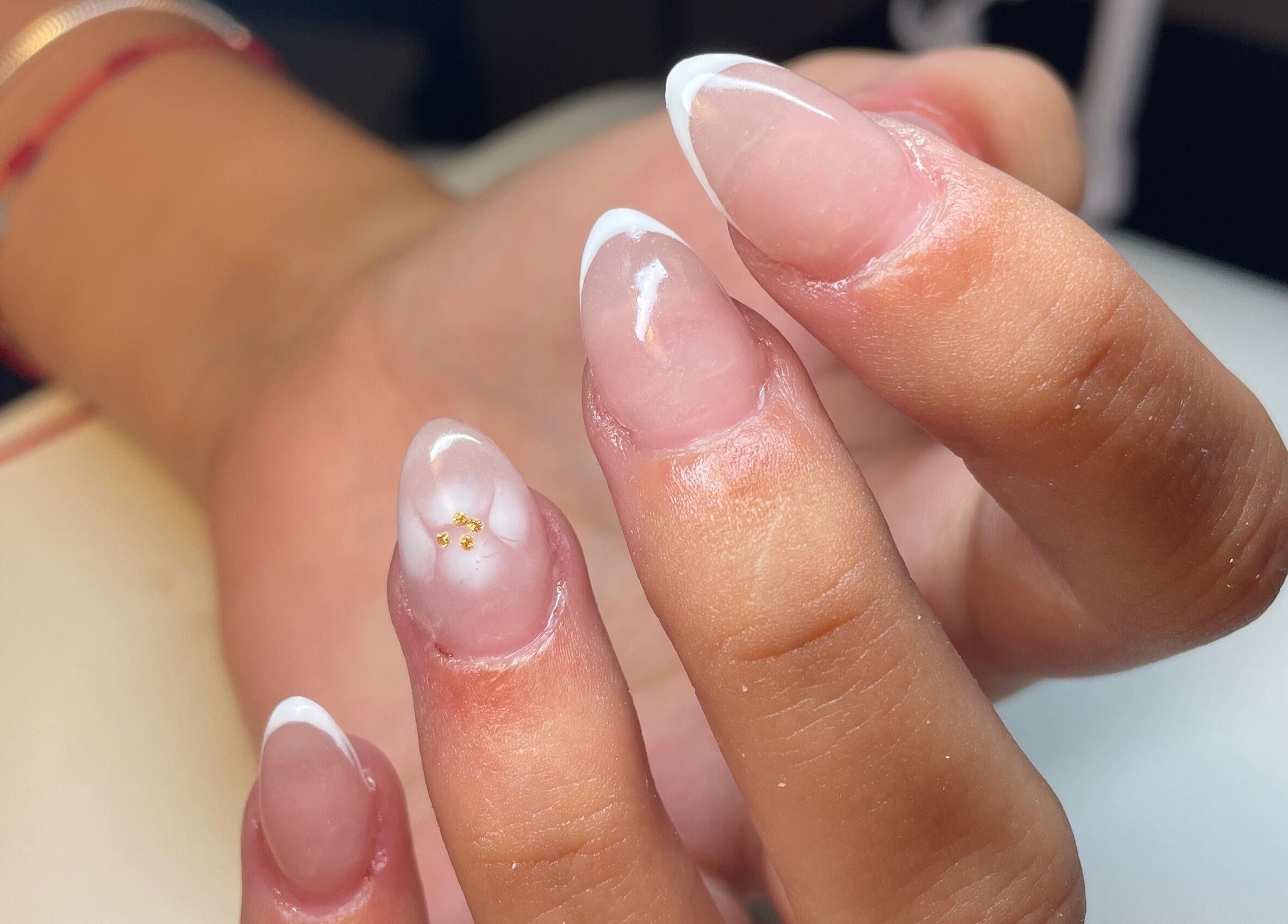 Unhas francesas decoradas com arte no Ninails, Felgueiras, Porto, PT. Estilo elegante e sofisticado.