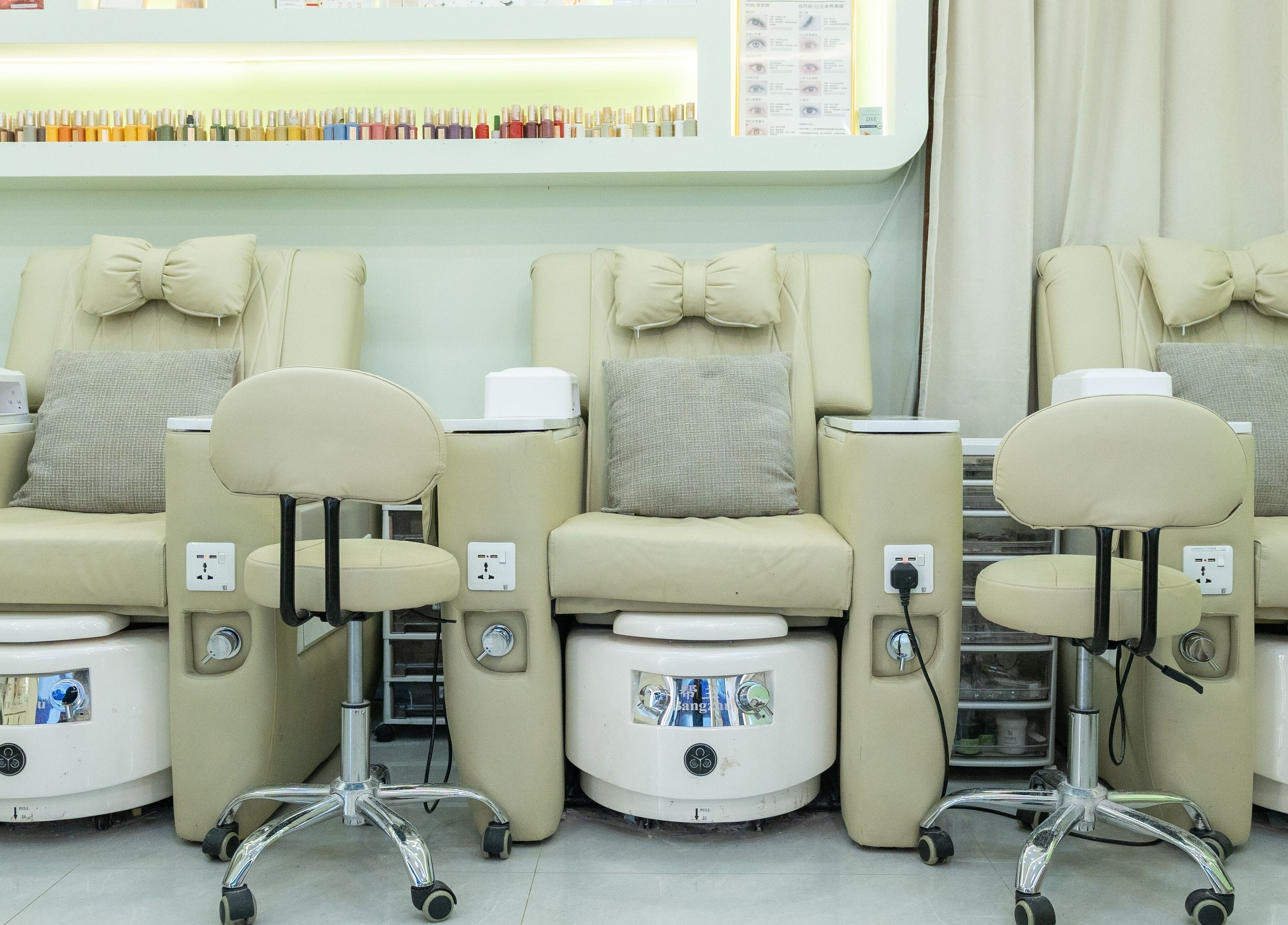 Victoria Beauty (Bugis Street)的豪华美甲椅，位于新加坡，新加坡，SG，提供舒适服务。