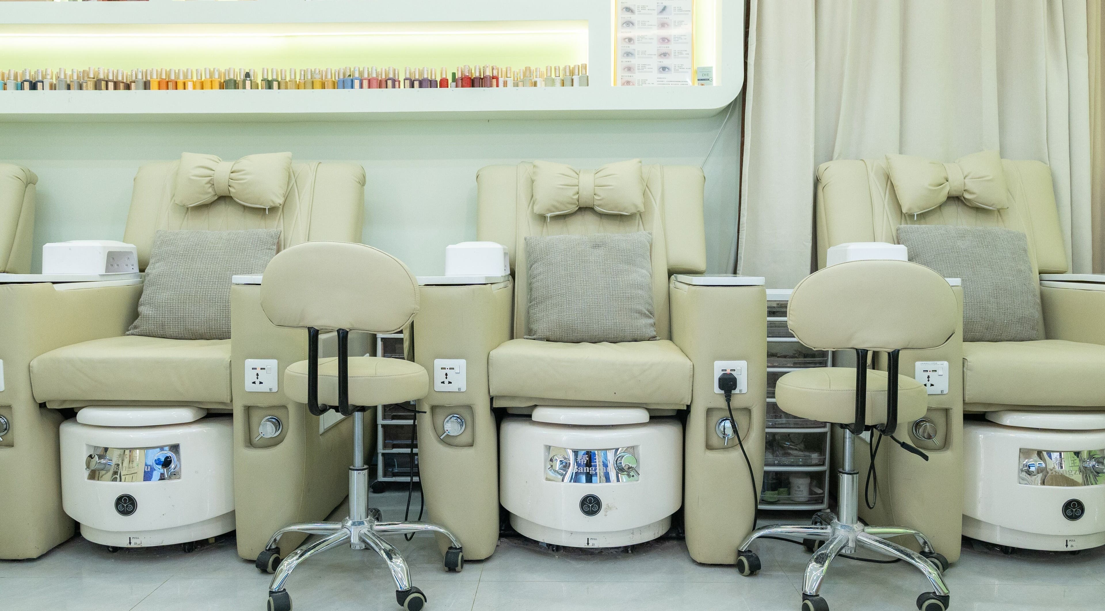 Victoria Beauty (Bugis Street)的豪华美甲椅，位于新加坡，新加坡，SG，提供舒适服务。