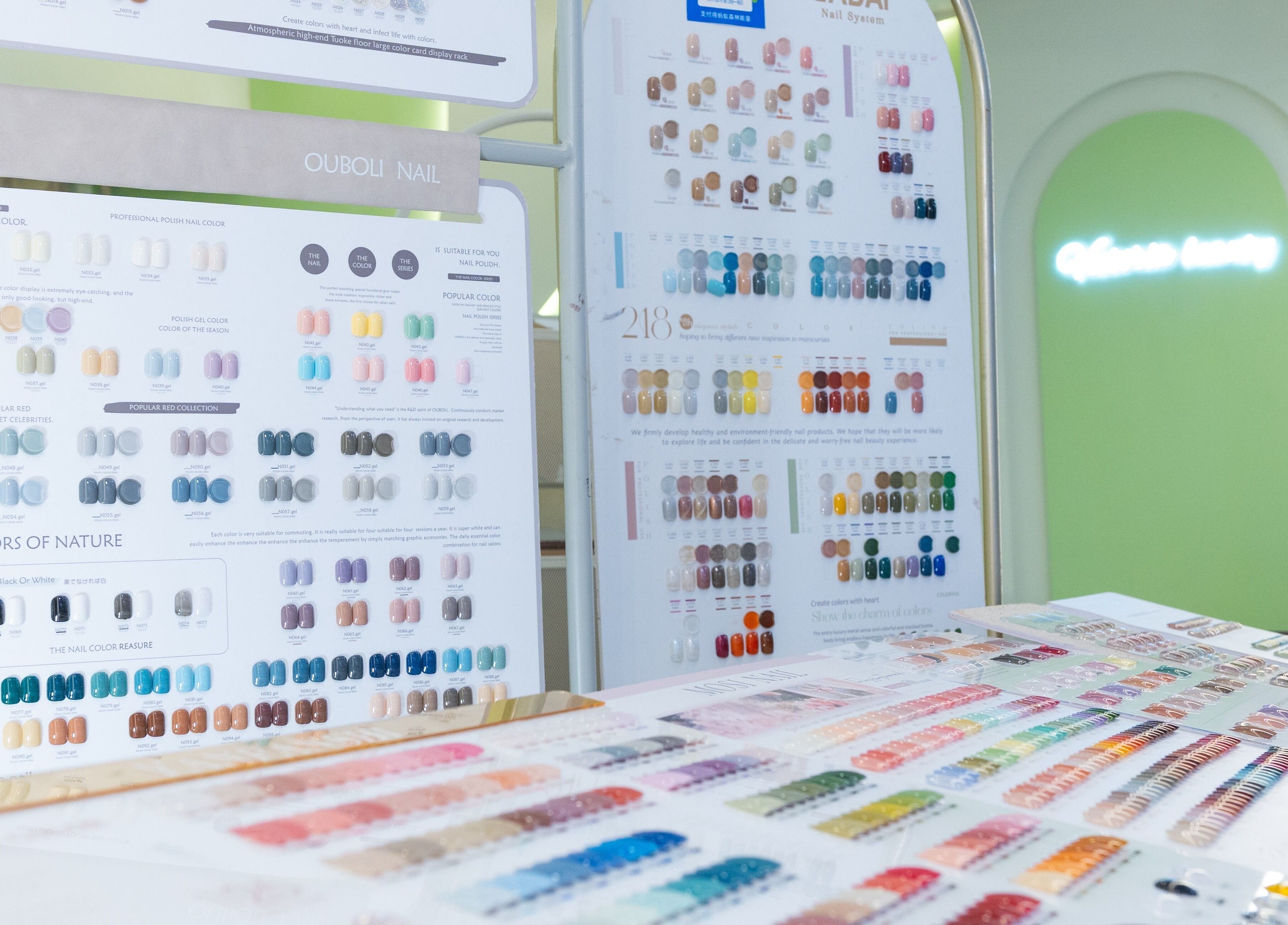 Victoria Beauty (Bugis Street) 新加坡精选的多样美甲色板。