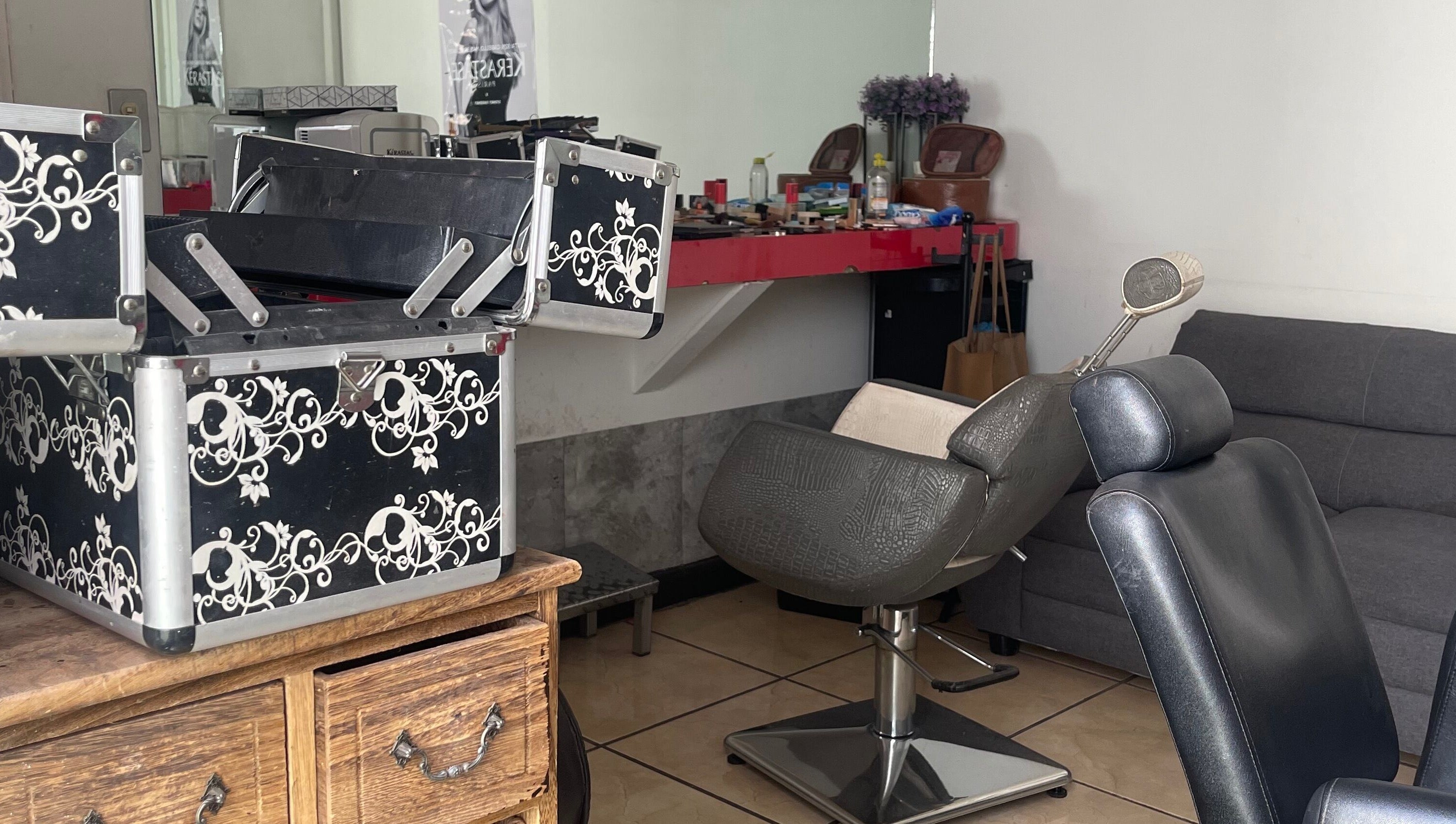 Espacio de belleza en Jan Marzé, Durango, Durango, MX con sillas modernas y equipo estilizado.