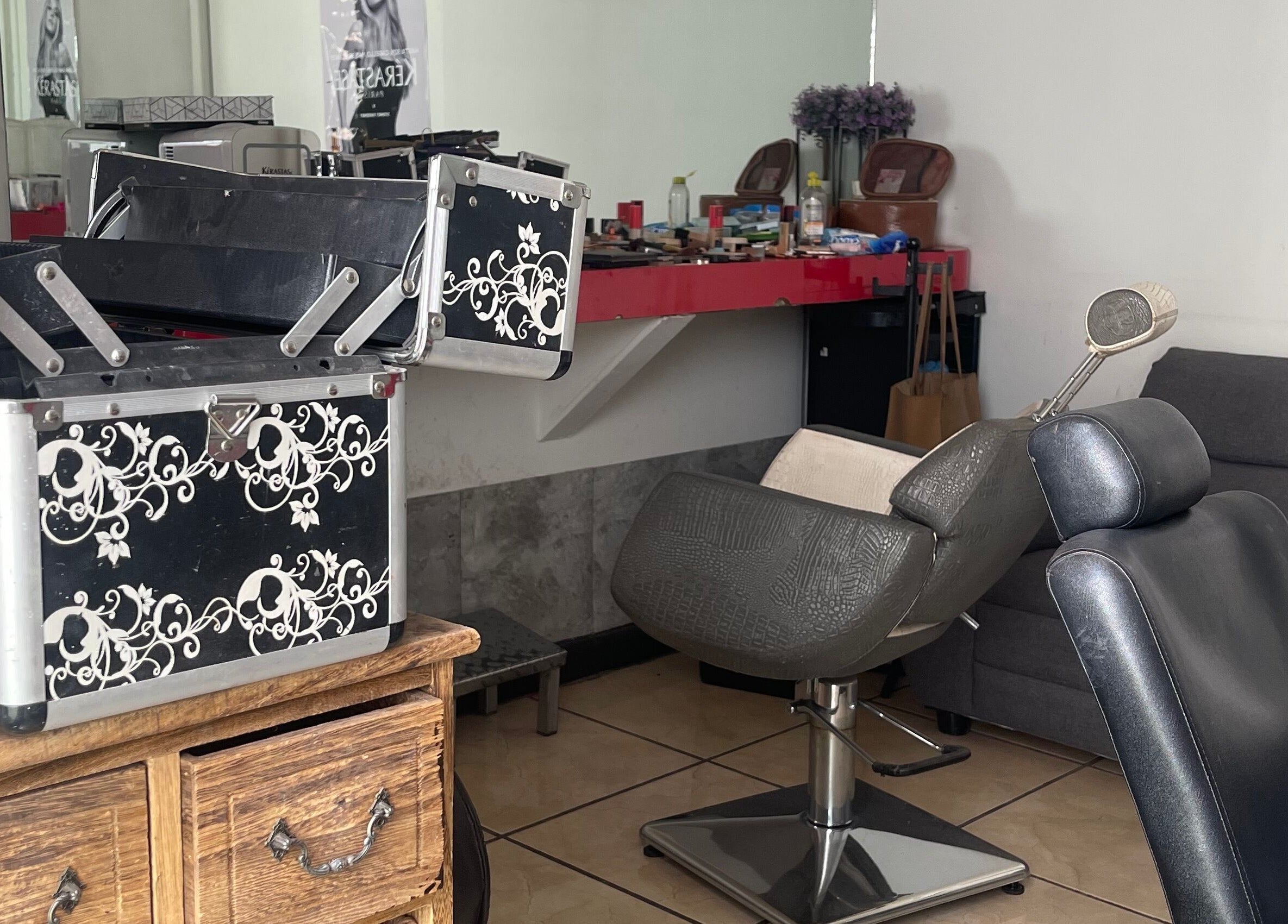 Espacio de belleza en Jan Marzé, Durango, Durango, MX con sillas modernas y equipo estilizado.