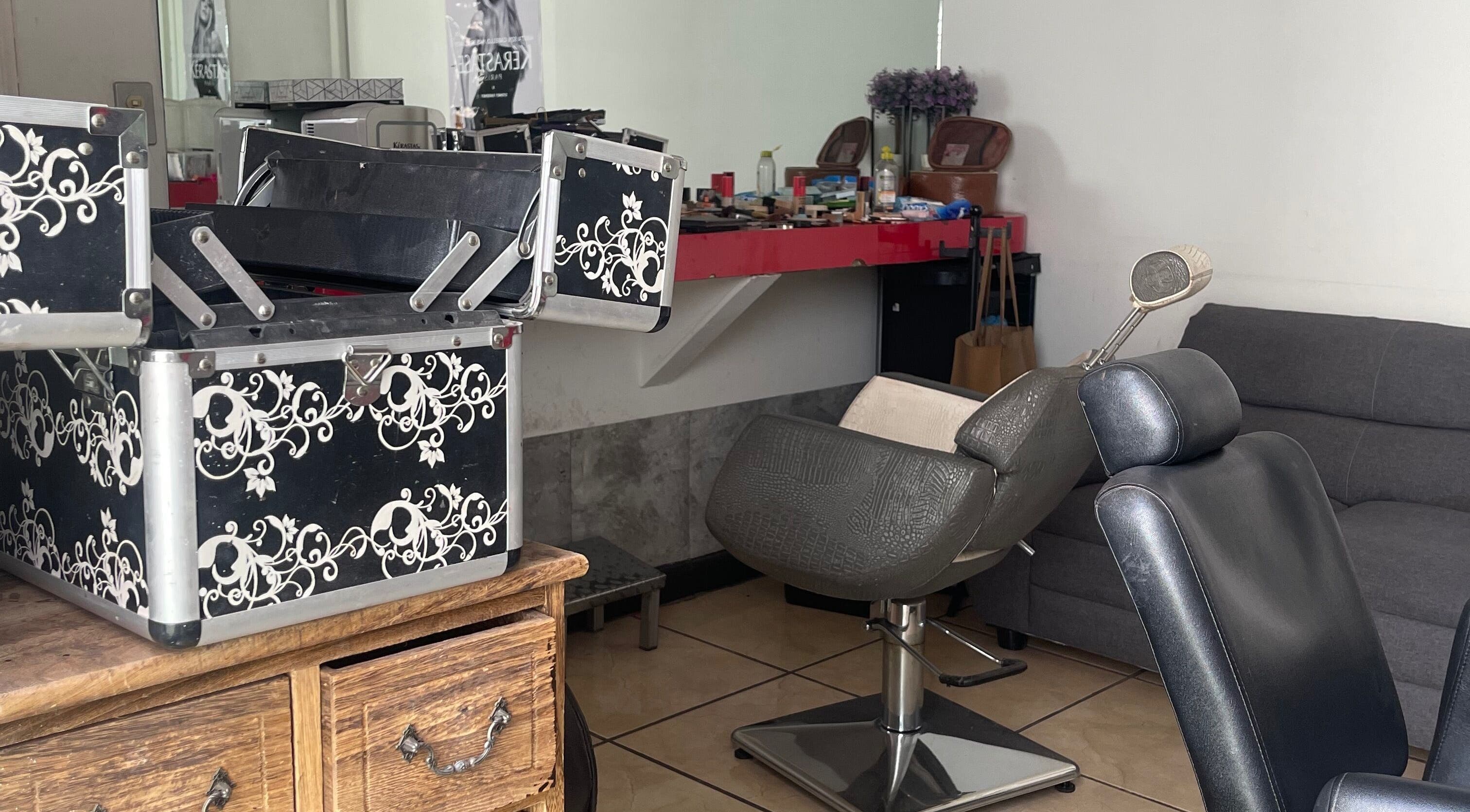 Espacio de belleza en Jan Marzé, Durango, Durango, MX con sillas modernas y equipo estilizado.