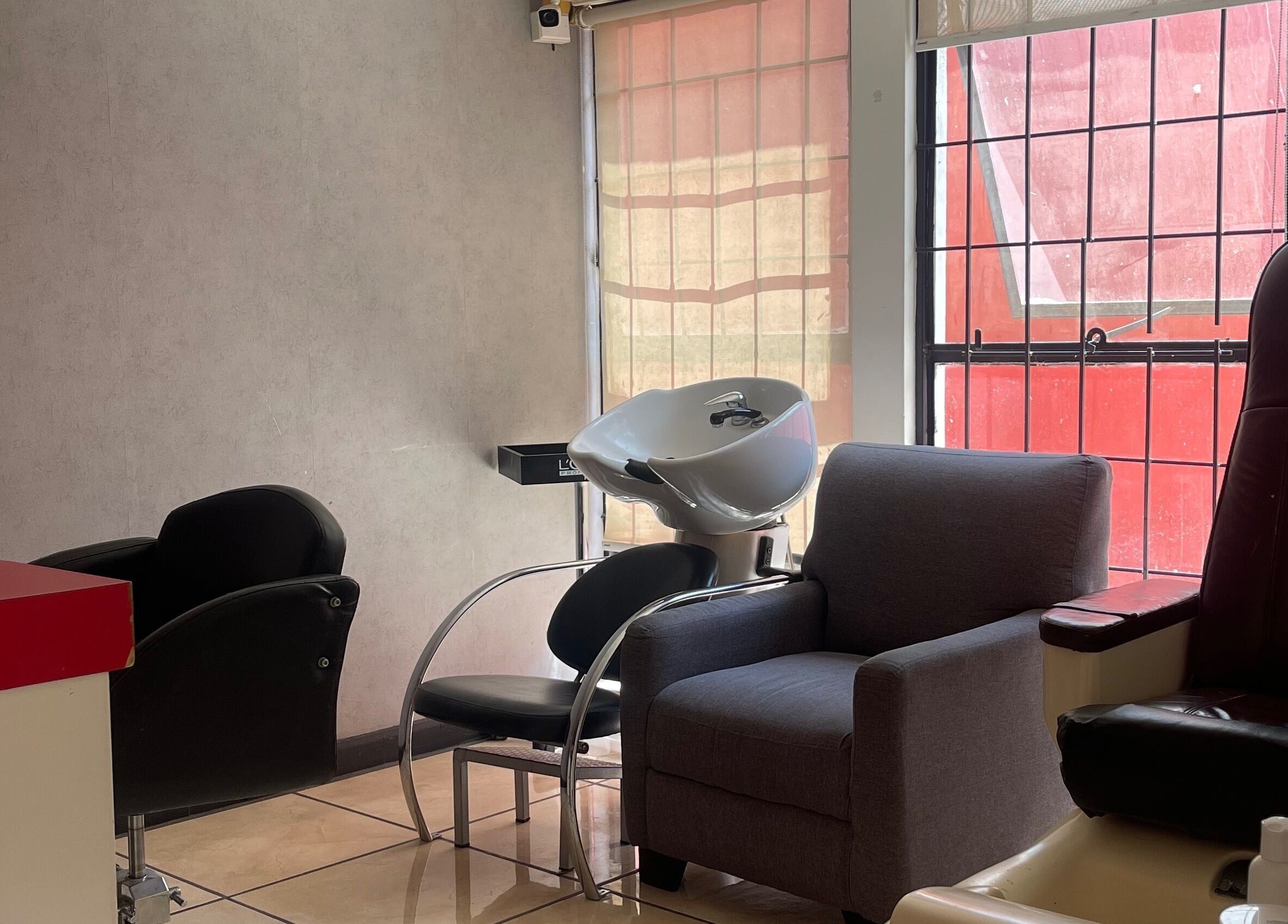 Interior del salón Jan Marzé con mobiliario moderno en Durango, Durango, MX.