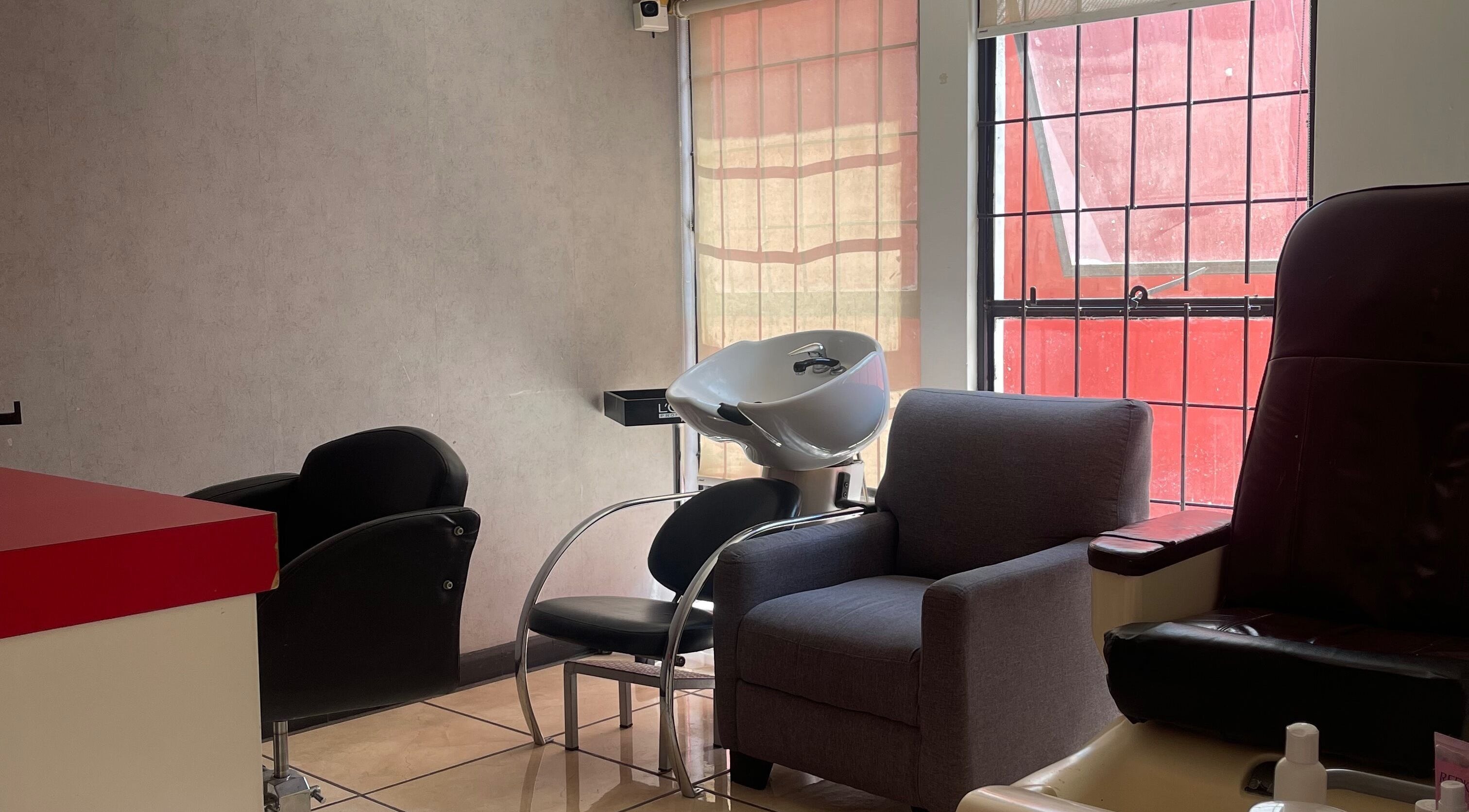 Interior del salón Jan Marzé con mobiliario moderno en Durango, Durango, MX.