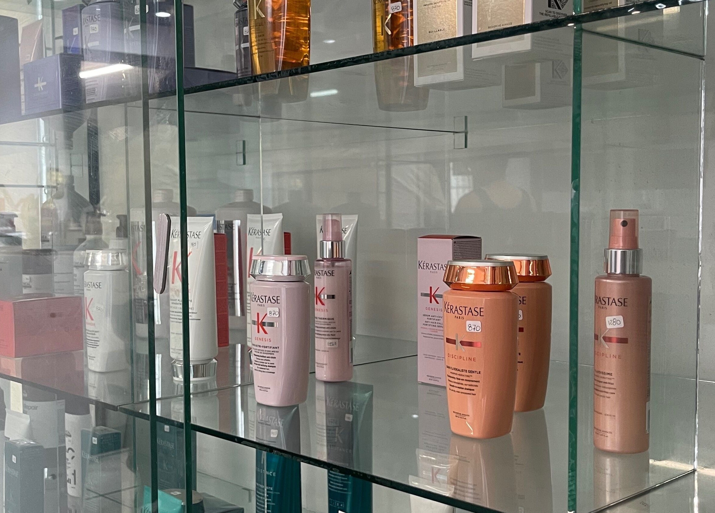 Productos de belleza de lujo en Jan Marzé, Durango, Durango, MX en una vitrina elegante.