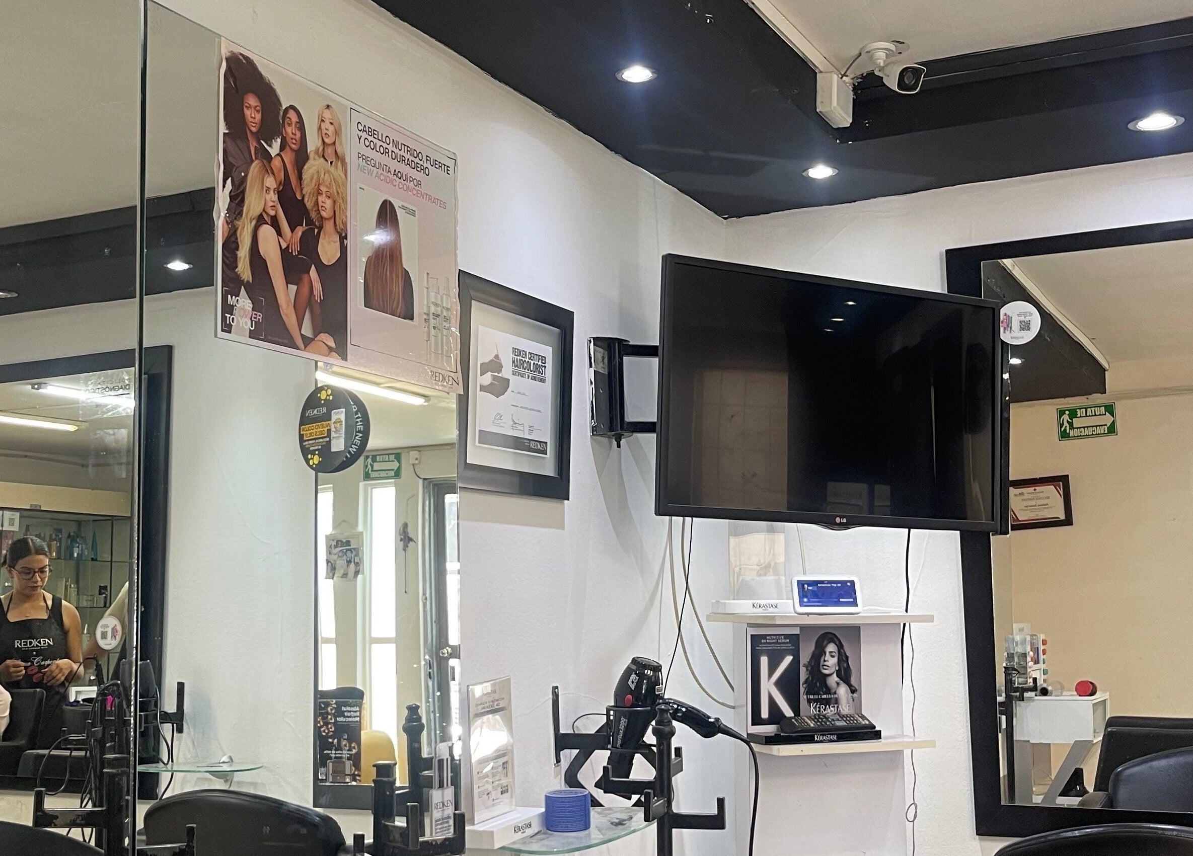 Interior del salón Jan Marzé en Durango, Durango, MX. Decoración moderna y zonas de belleza visibles.