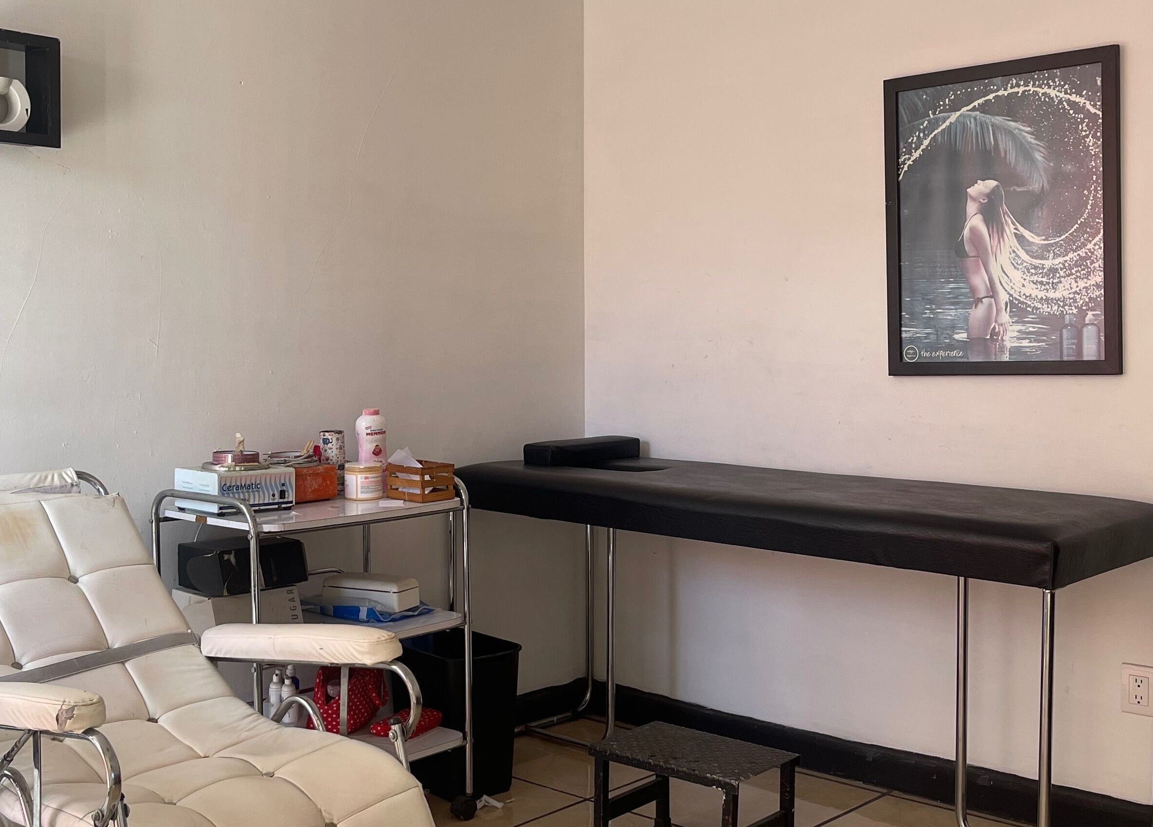 Sala de tratamiento en Jan Marzé, Durango, Durango, MX con camilla y decoración relajante.