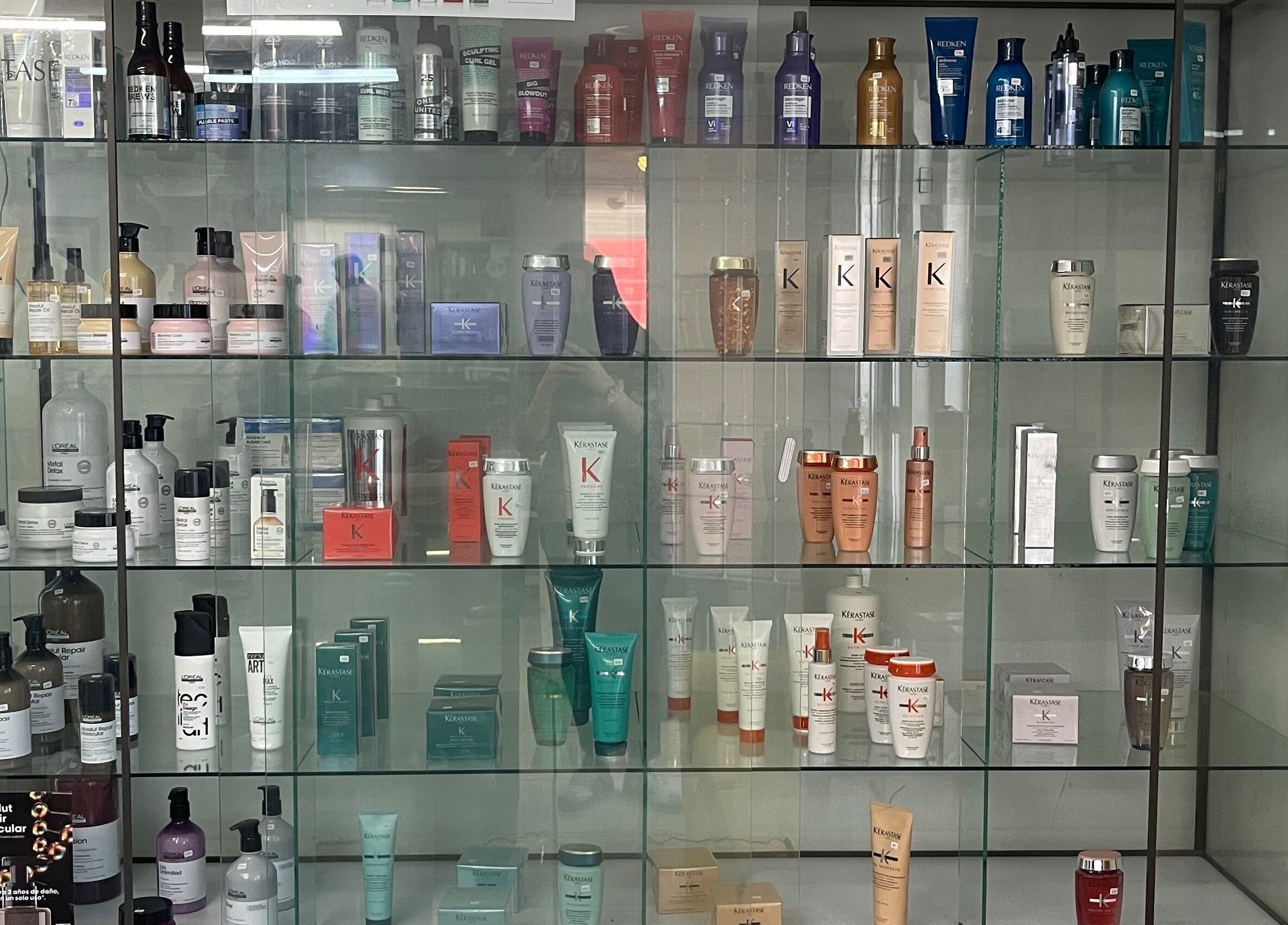 Vitrina con productos de belleza en Jan Marzé, Durango, Durango, MX. Cosméticos de alta calidad.