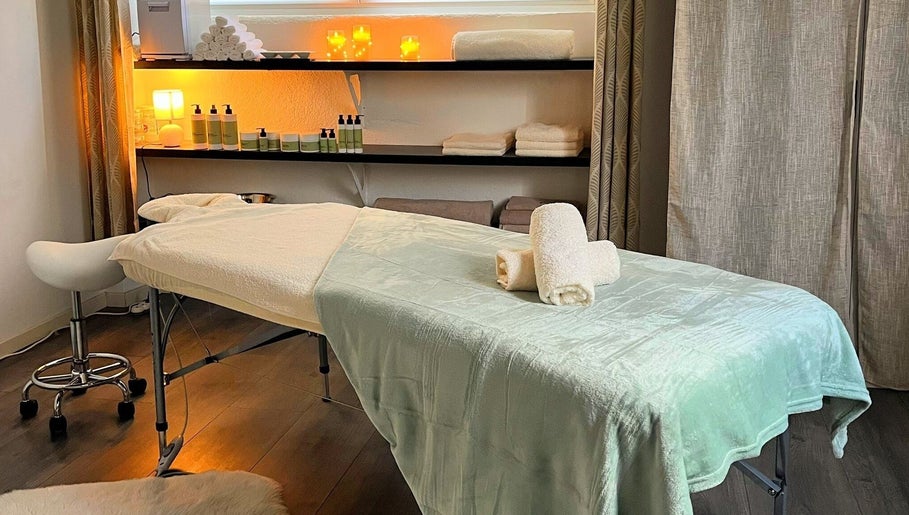 Table de massage dans Bien-être Et Massage, Orbey, Grand Est, FR, avec serviettes et éclairage apaisant.