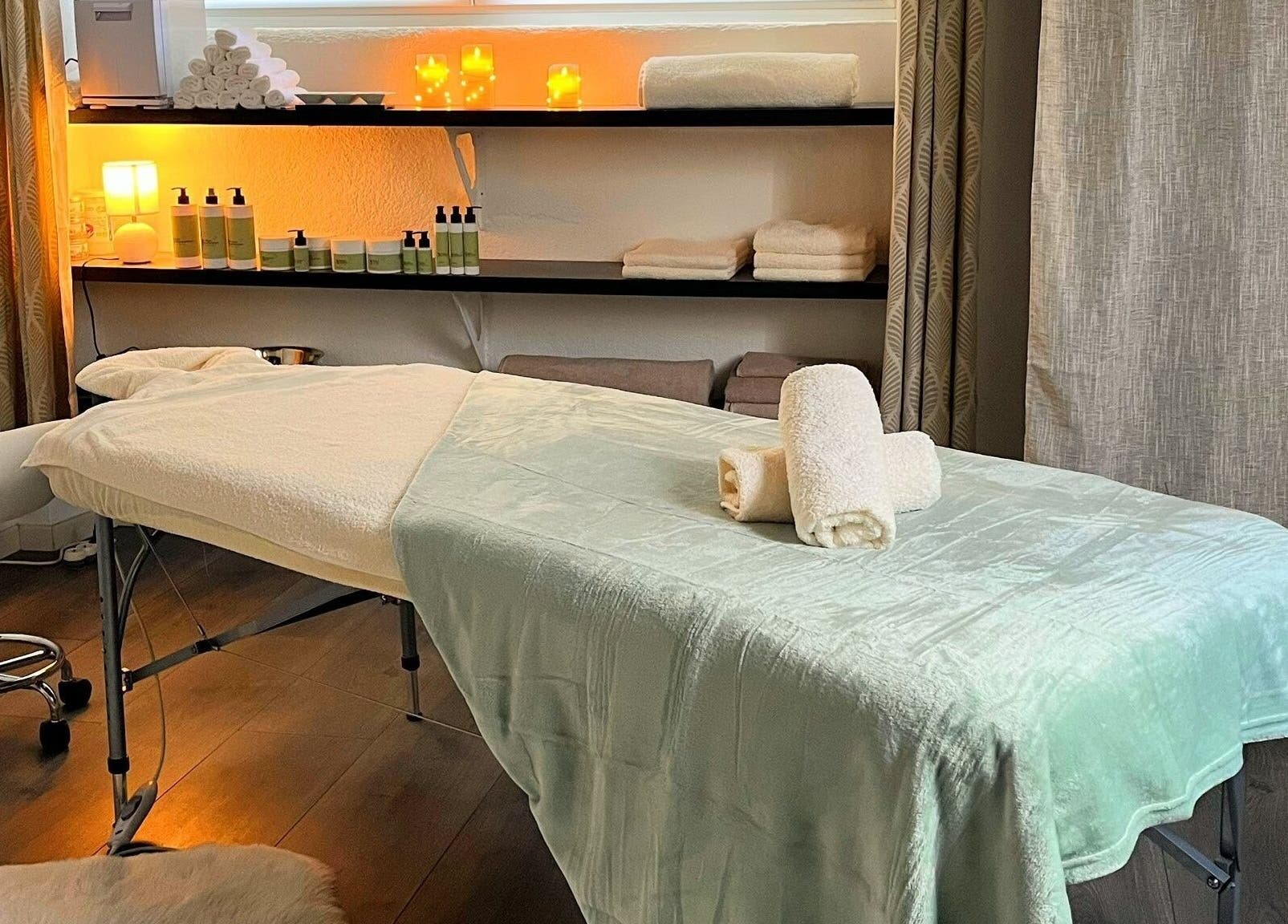 Table de massage dans Bien-être Et Massage, Orbey, Grand Est, FR, avec serviettes et éclairage apaisant.