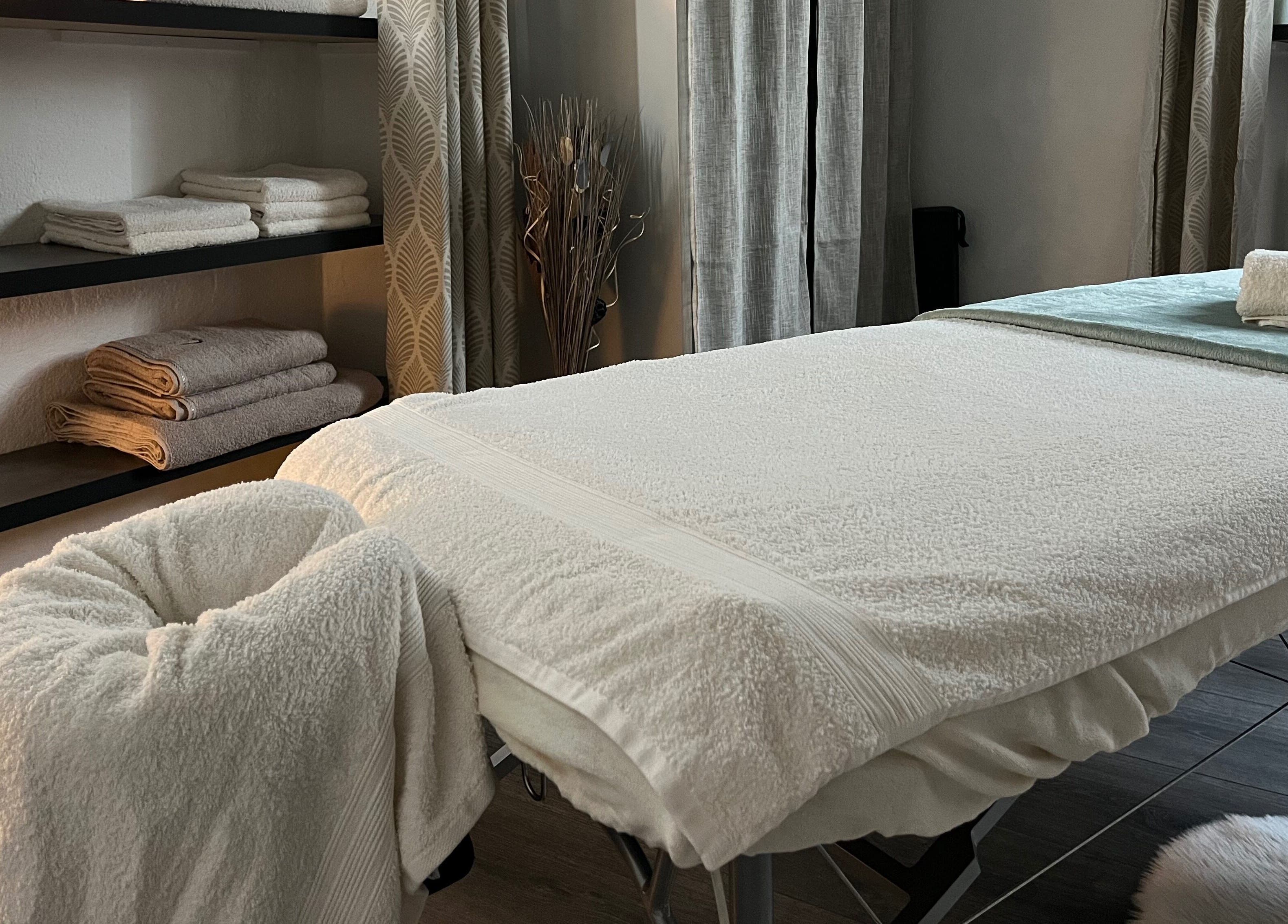 Table de massage chez Bien-être Et Massage à Orbey, Grand Est, FR, accueillante et élégante.