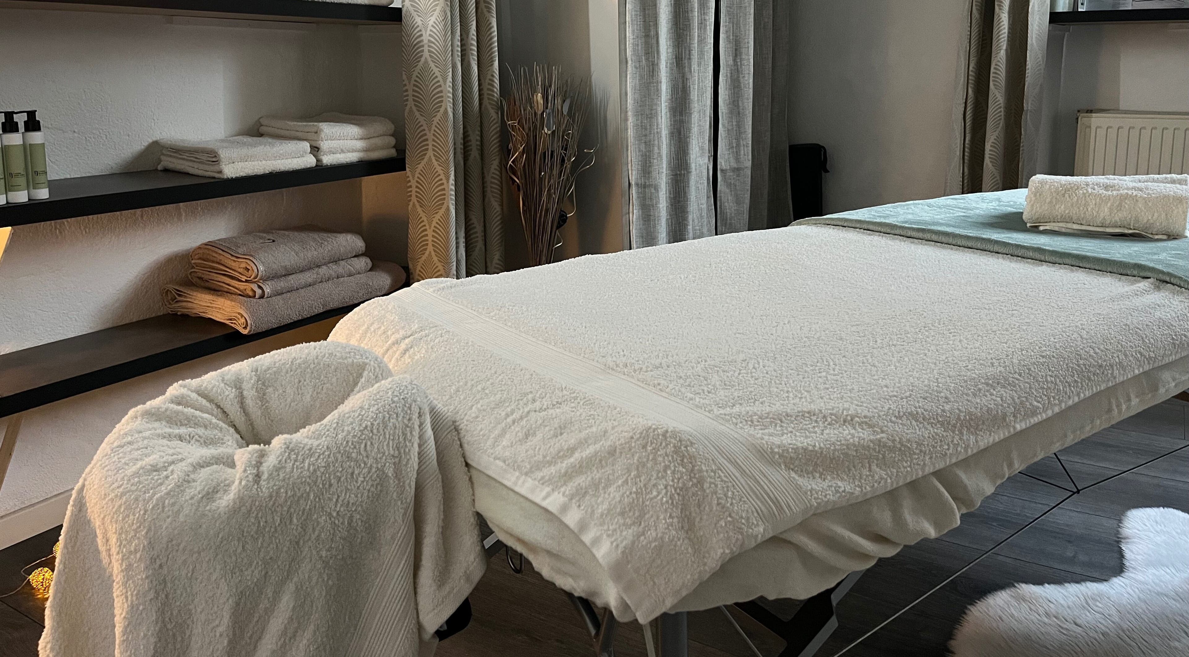 Table de massage chez Bien-être Et Massage à Orbey, Grand Est, FR, accueillante et élégante.