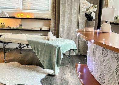 Salle de massage relaxante de Bien-être Et Massage à Orbey, Grand Est, FR, avec table de soins et décor apaisant.