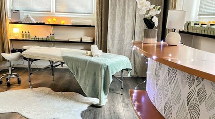 Salle de massage relaxante de Bien-être Et Massage à Orbey, Grand Est, FR, avec table de soins et décor apaisant.