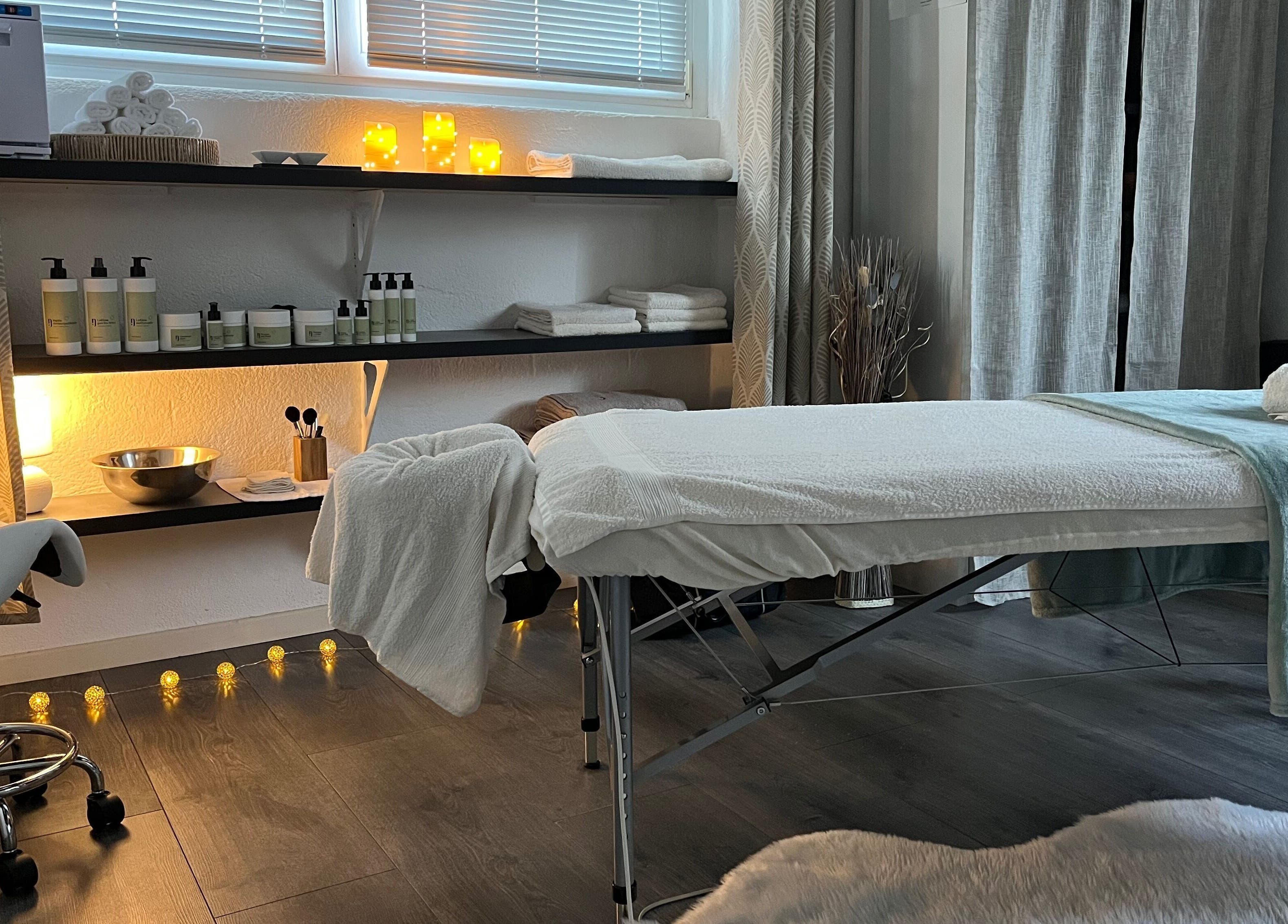 Salle de soins chez Bien-être Et Massage à Orbey, Grand Est, FR, avec table de massage et ambiance lumineuse.
