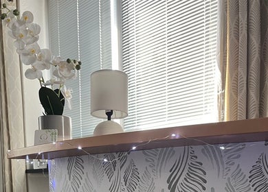 Décor élégant avec orchidée au Bien-être Et Massage à Orbey, Grand Est, FR.
