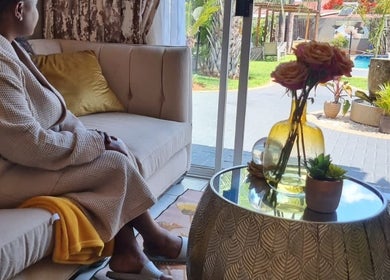 Relaxing lounge at Konanani Massage & Spa, Polokwane, Limpopo, ZA, with a view of the garden.