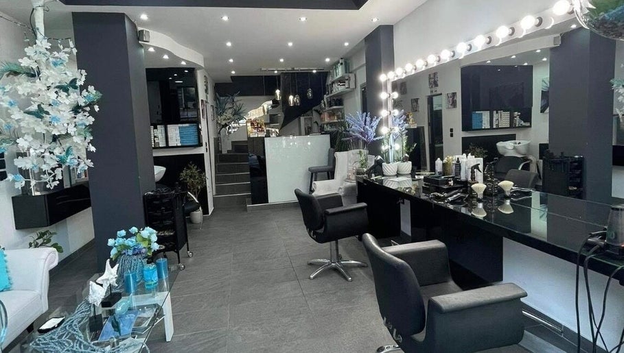 Στυλάτος εσωτερικός χώρος του Eclipse Beauty Salon στη Σταυρούπολη, GR, με άνετες καρέκλες και κομψή διακόσμηση.