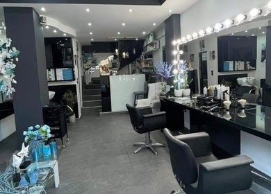 Στυλάτος εσωτερικός χώρος του Eclipse Beauty Salon στη Σταυρούπολη, GR, με άνετες καρέκλες και κομψή διακόσμηση.