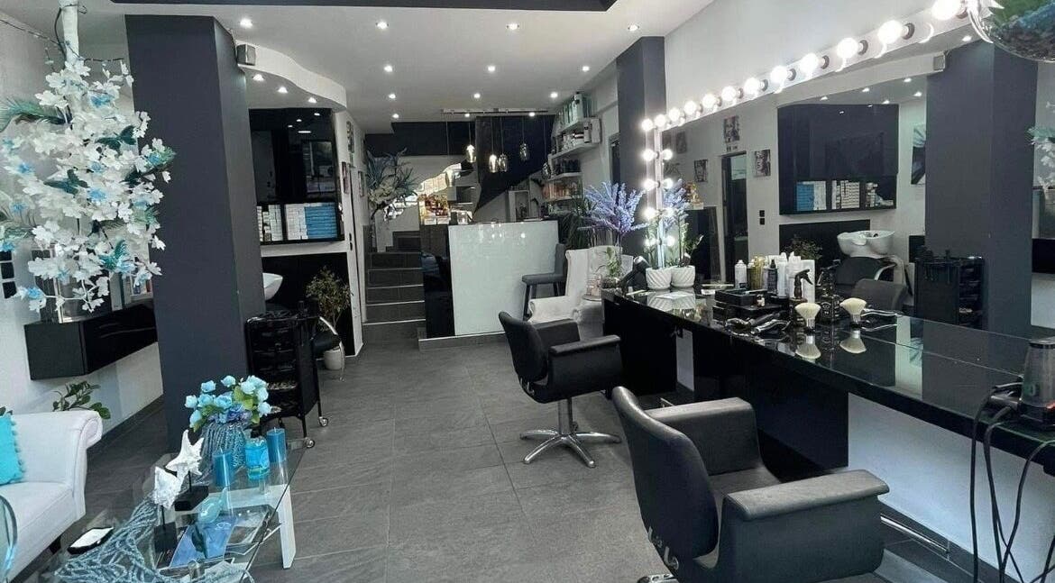 Στυλάτος εσωτερικός χώρος του Eclipse Beauty Salon στη Σταυρούπολη, GR, με άνετες καρέκλες και κομψή διακόσμηση.