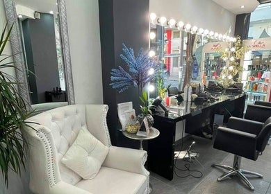 Εσωτερικό του Eclipse Beauty Salon στη Σταυρούπολη, GR με καρέκλες styling και κομψό διάκοσμο.