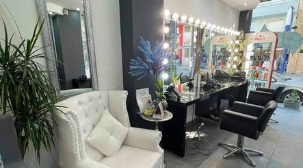 Εσωτερικό του Eclipse Beauty Salon στη Σταυρούπολη, GR με καρέκλες styling και κομψό διάκοσμο.