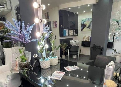 Εσωτερικό του Eclipse Beauty Salon στη Σταυρούπολη, GR με καλλιτεχνική διακόσμηση και προϊόντα ομορφιάς.