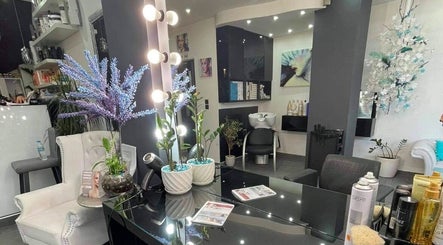 Εσωτερικό του Eclipse Beauty Salon στη Σταυρούπολη, GR με καλλιτεχνική διακόσμηση και προϊόντα ομορφιάς.