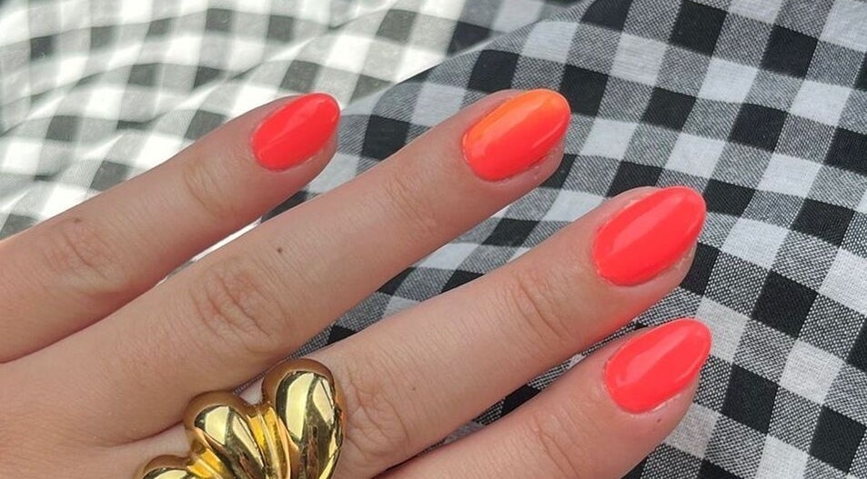 Uñas con esmalte neón en Lucialnailss, El Viso Del Alcor, Andalucía, ES.