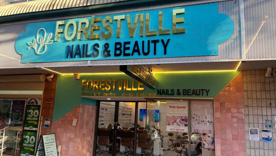 Mặt tiền FORESTVILLE Nails & Beauty ở Forestville, NSW, AU, với bảng hiệu nổi bật và lối vào hiện đại.