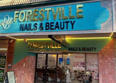Mặt tiền FORESTVILLE Nails & Beauty ở Forestville, NSW, AU, với bảng hiệu nổi bật và lối vào hiện đại.
