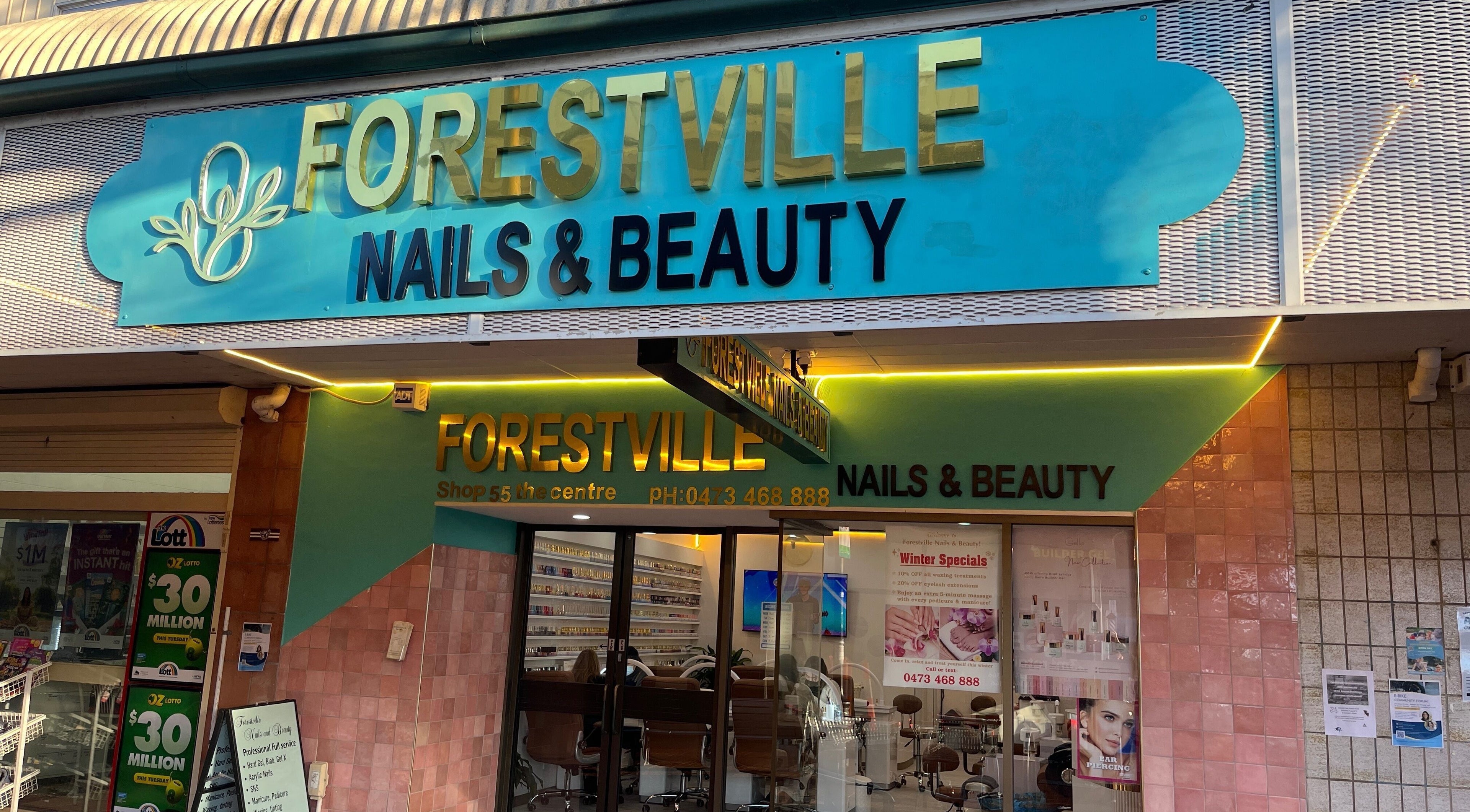 Mặt tiền FORESTVILLE Nails & Beauty ở Forestville, NSW, AU, với bảng hiệu nổi bật và lối vào hiện đại.